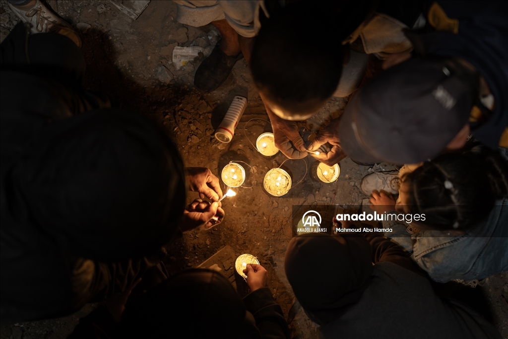 Gazze'de Ebu Enes Keşku, çocuklar için Ramazan fenerleri yapıyor