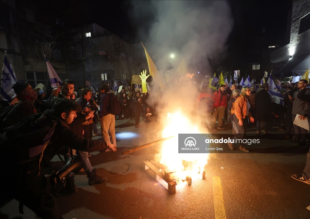 İsrailliler, esir takası anlaşmasının tüm aşamalarının tamamlanması talebiyle gösteri düzenledi