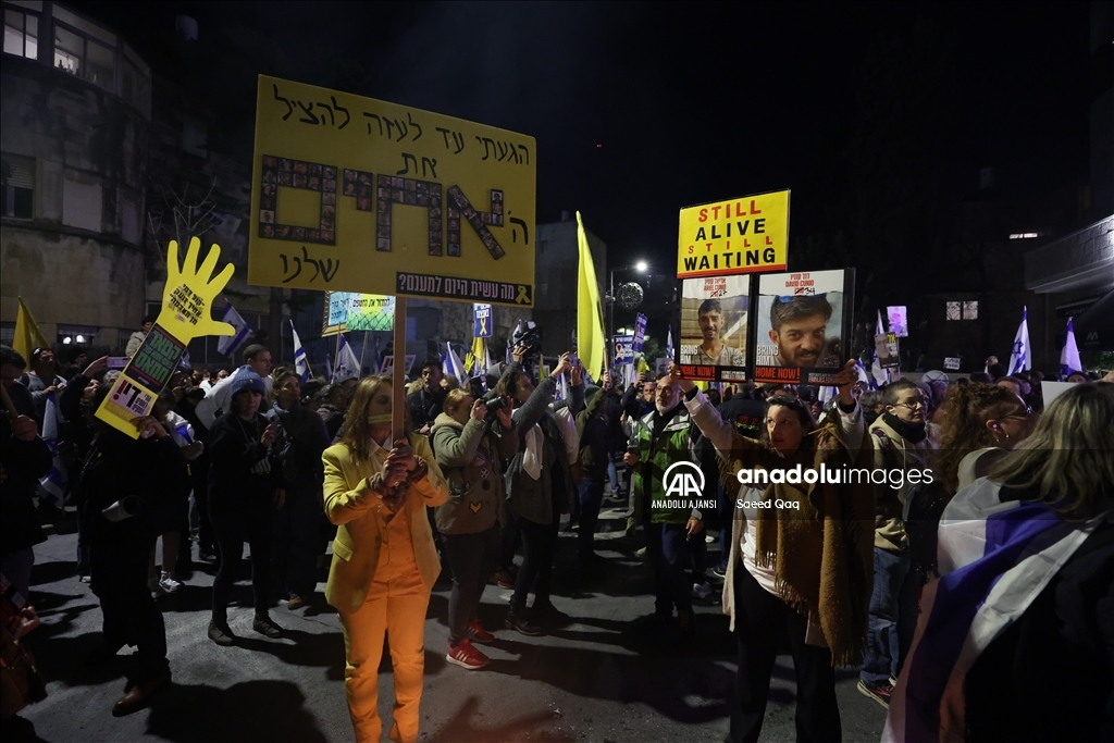 İsrailliler, esir takası anlaşmasının tüm aşamalarının tamamlanması talebiyle gösteri düzenledi