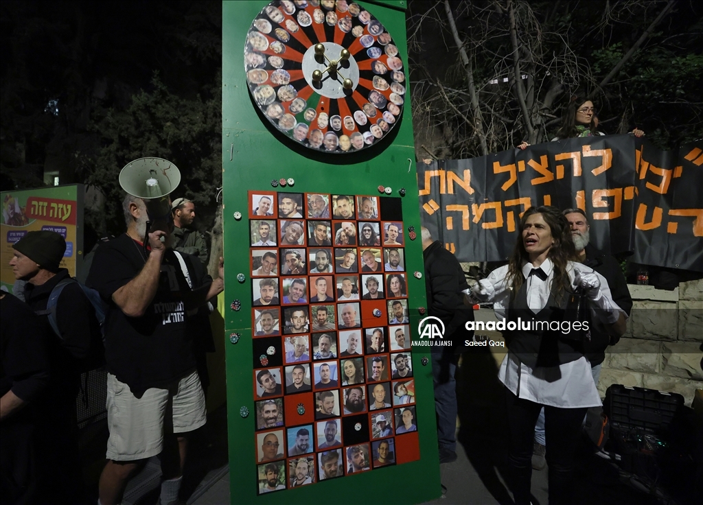 İsrailliler, esir takası anlaşmasının tüm aşamalarının tamamlanması talebiyle gösteri düzenledi