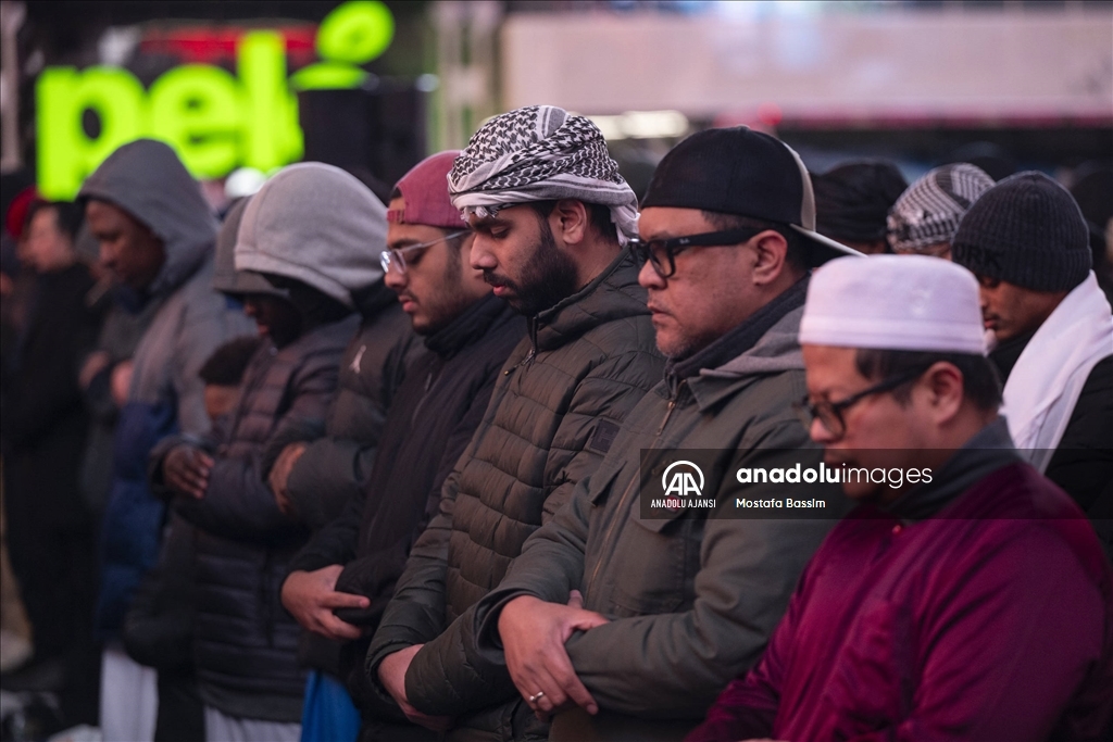 Times Meydanı'nda teravih namazı kılındı