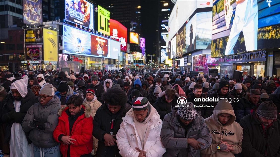 Times Meydanı'nda teravih namazı kılındı