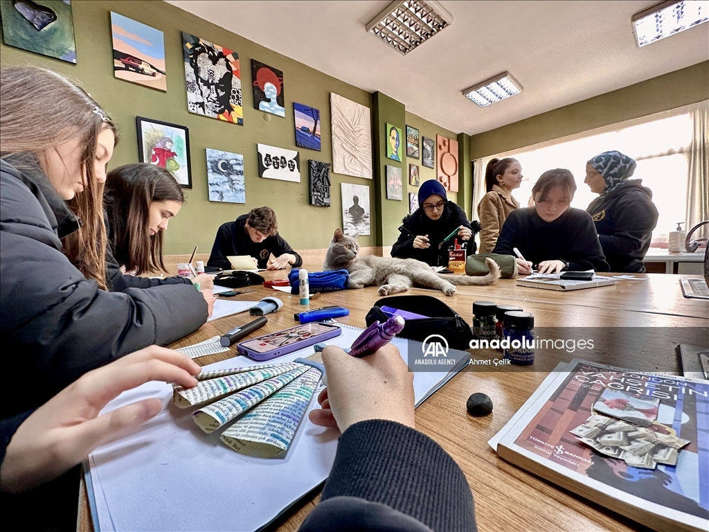 Picasso the cat brings joy into art classes