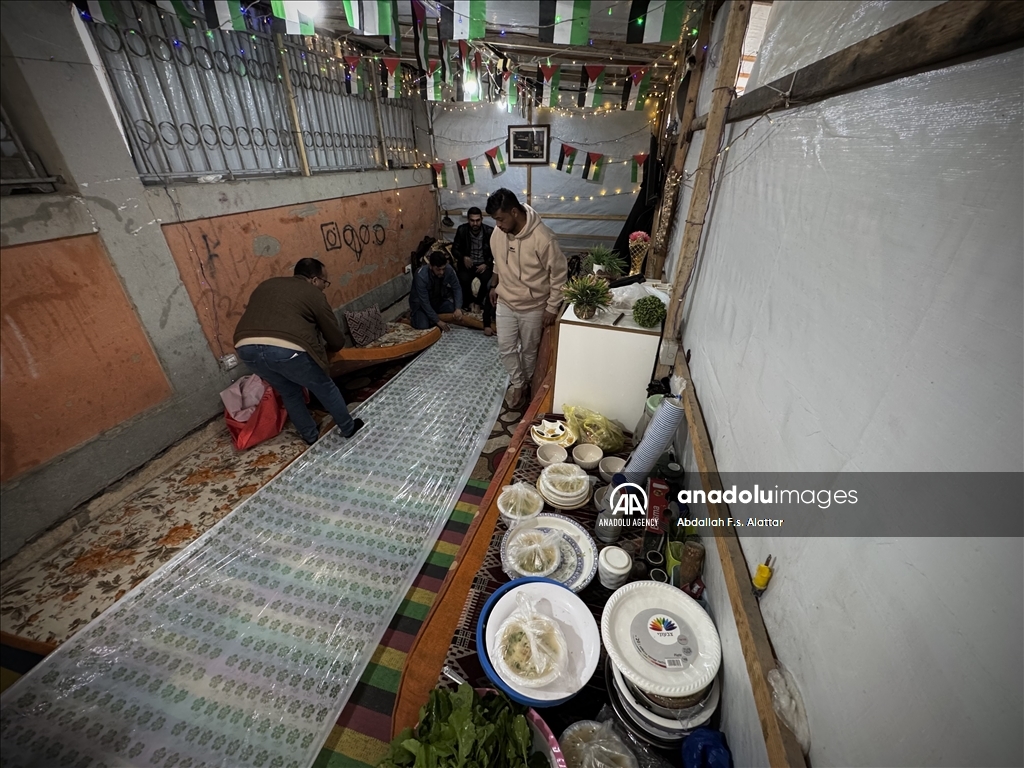 Palestinian journalists in Gaza organize an iftar program for their deceased colleagues  