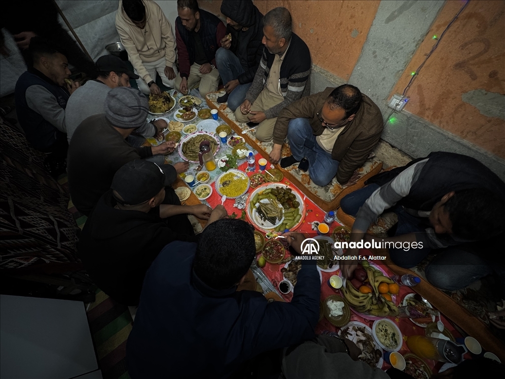 Palestinian journalists in Gaza organize an iftar program for their deceased colleagues  