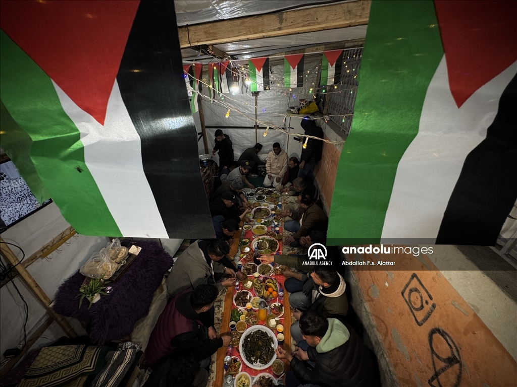 Palestinian journalists in Gaza organize an iftar program for their deceased colleagues  
