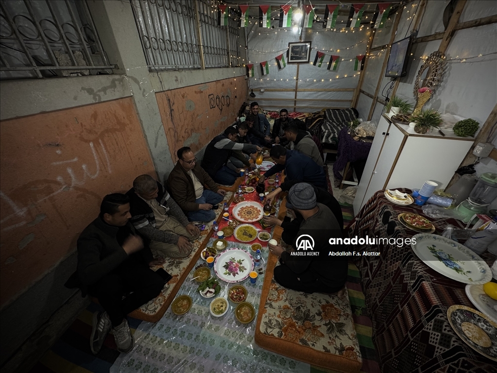 Palestinian journalists in Gaza organize an iftar program for their deceased colleagues  