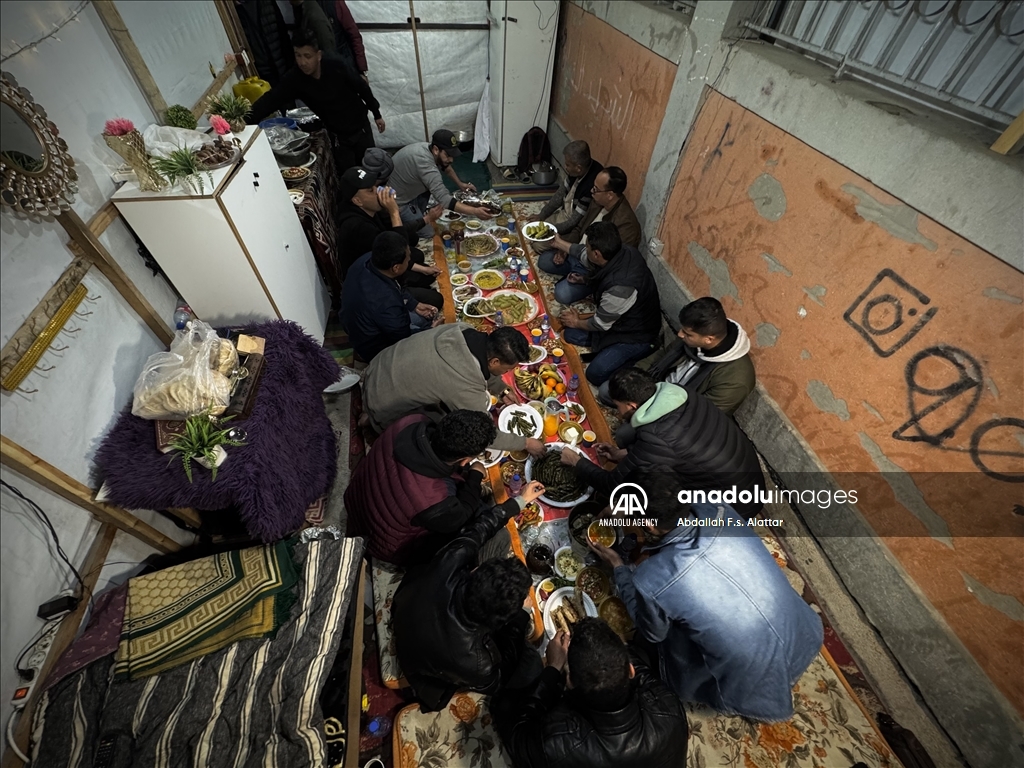 Palestinian journalists in Gaza organize an iftar program for their deceased colleagues  