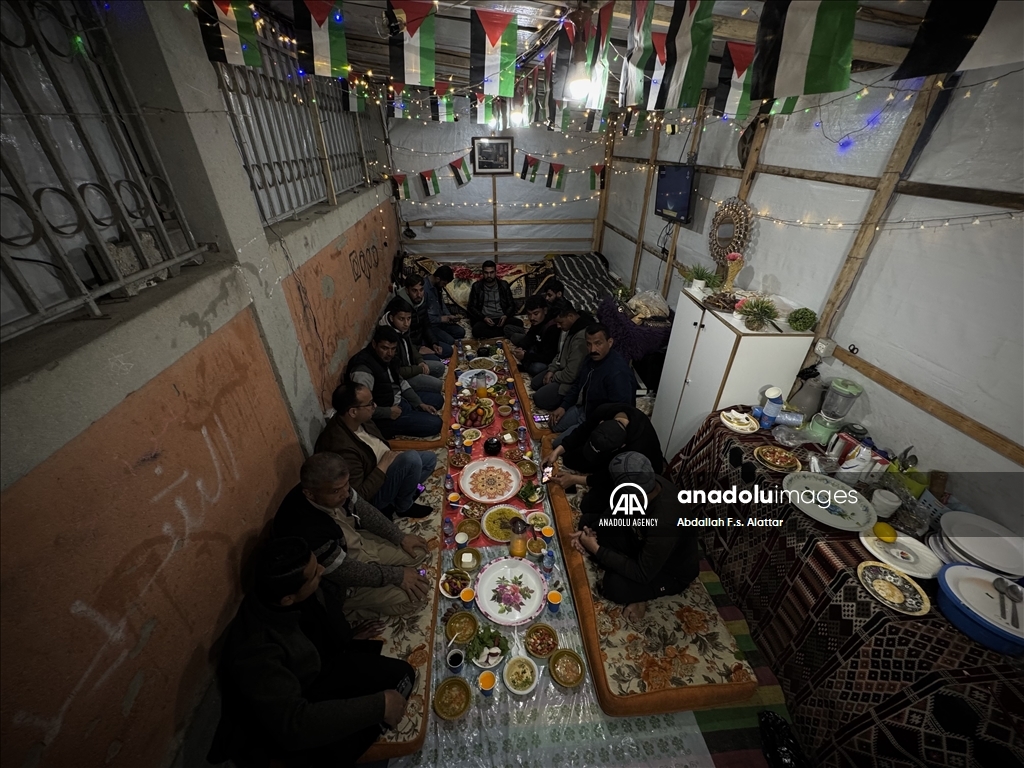 Palestinian journalists in Gaza organize an iftar program for their deceased colleagues  