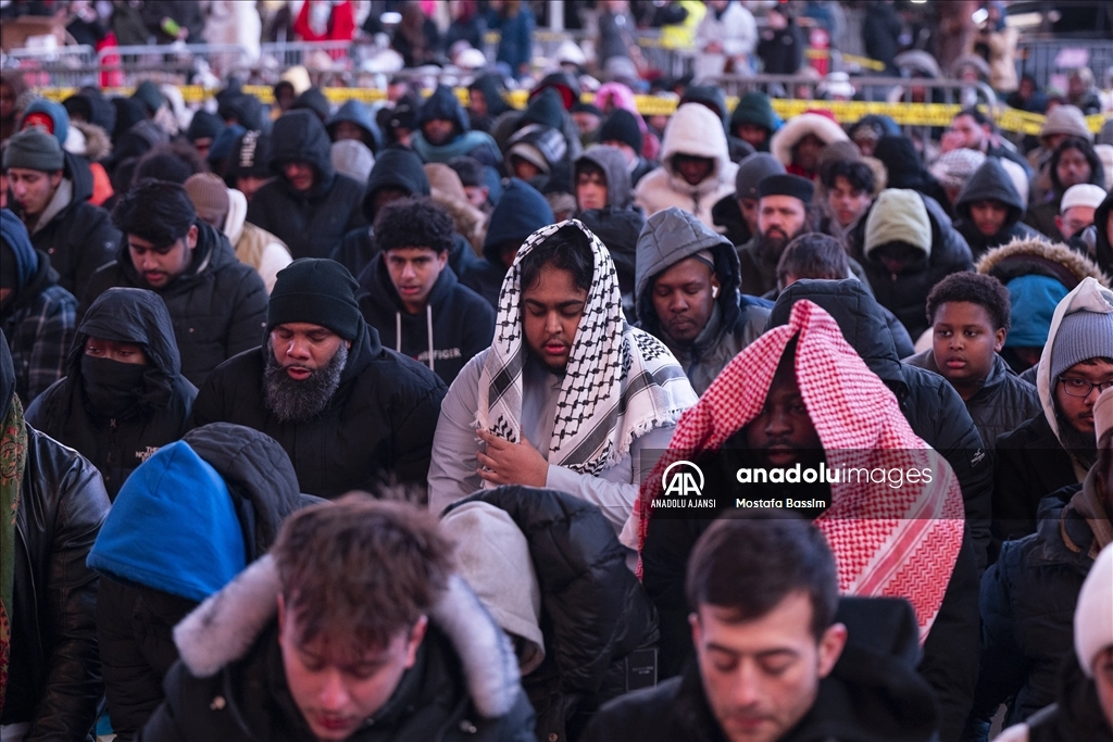 Times Meydanı'nda teravih namazı kılındı