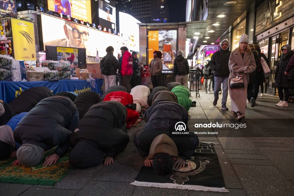 Times Meydanı'nda teravih namazı kılındı