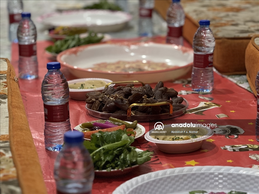 Palestinian journalists in Gaza organize an iftar program for their deceased colleagues  