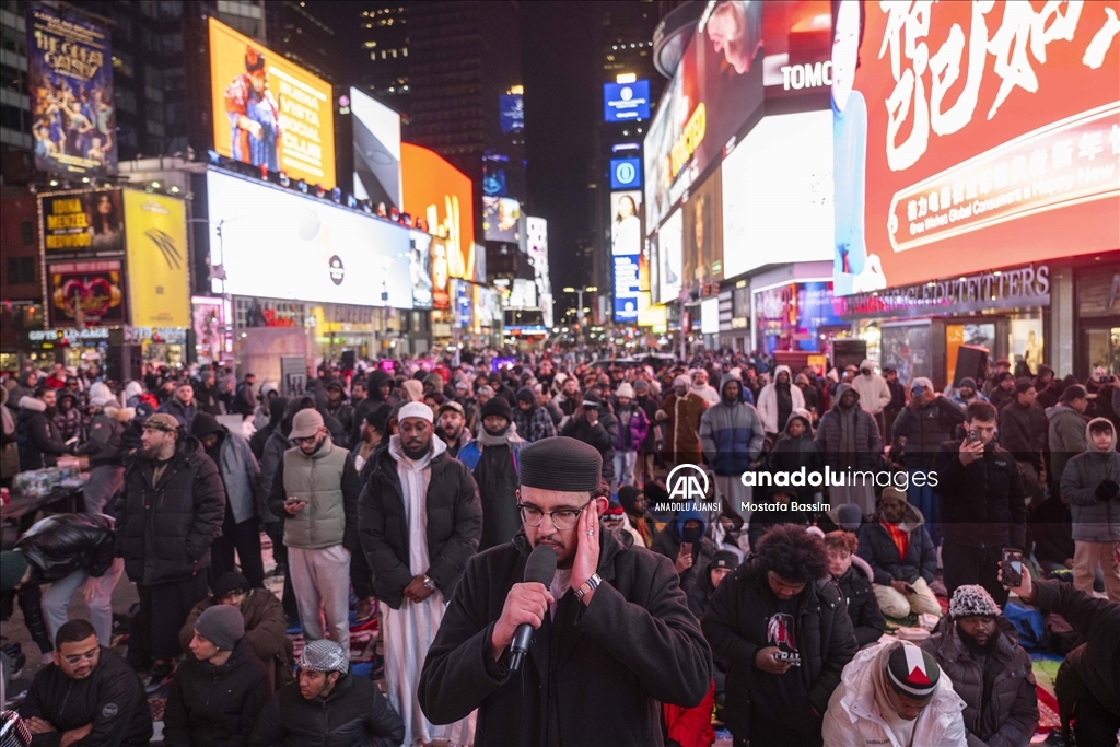 Times Meydanı'nda teravih namazı kılındı