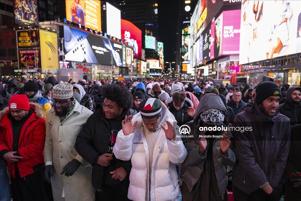 Times Meydanı'nda teravih namazı kılındı