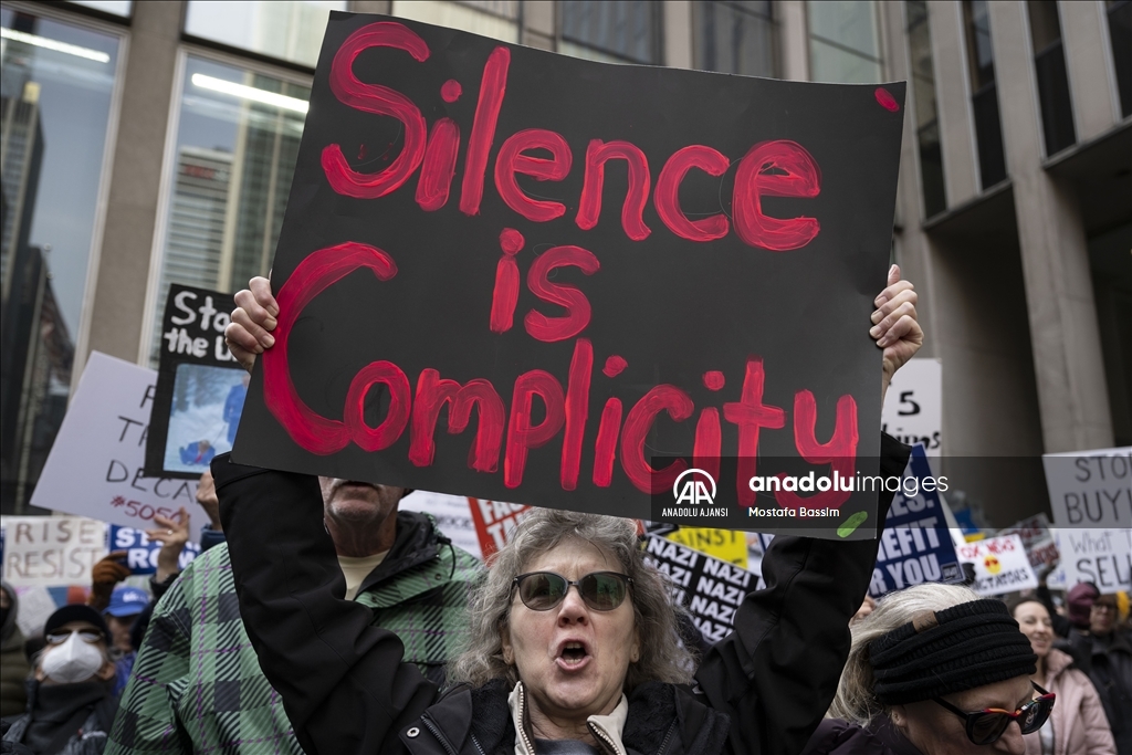 New York’ta Trump karşıtı göstericiler Fox News genel merkezi önünde toplandı