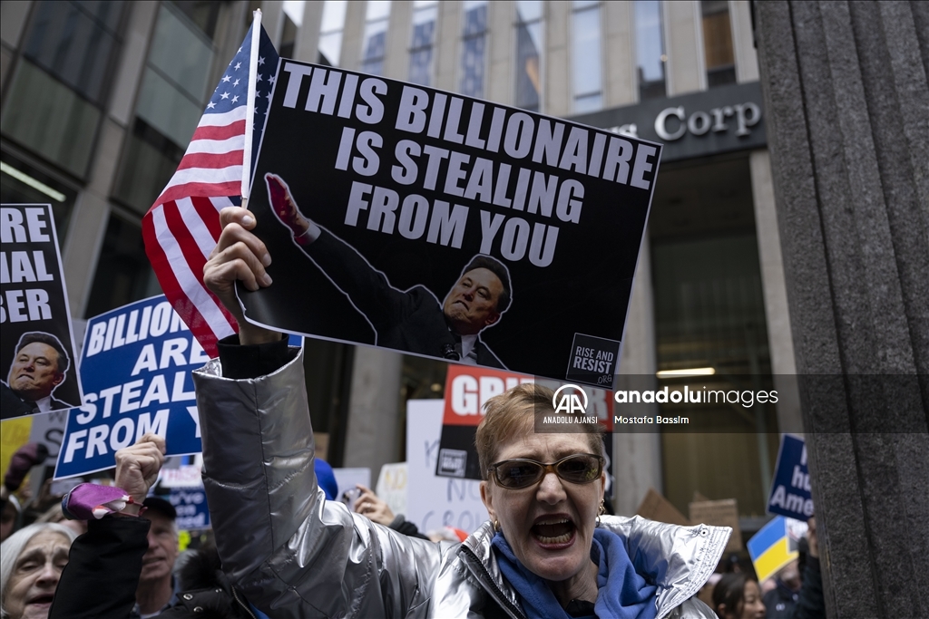 New York’ta Trump karşıtı göstericiler Fox News genel merkezi önünde toplandı