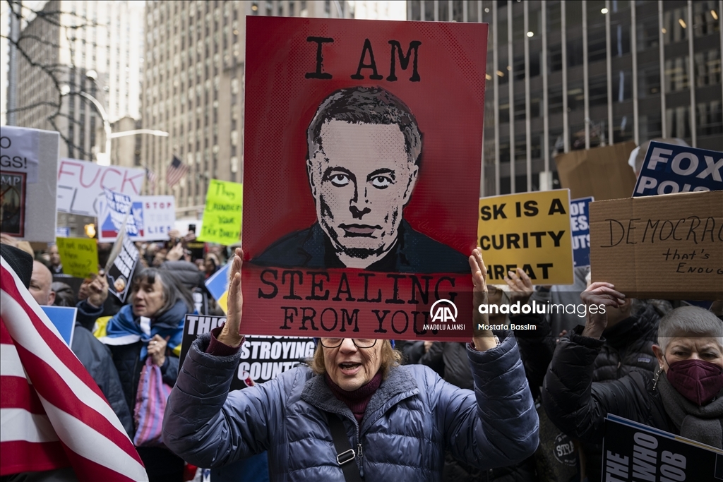 New York’ta Trump karşıtı göstericiler Fox News genel merkezi önünde toplandı