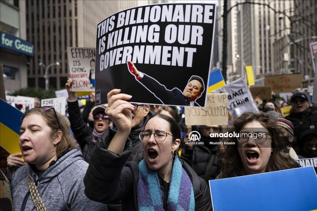 New York’ta Trump karşıtı göstericiler Fox News genel merkezi önünde toplandı