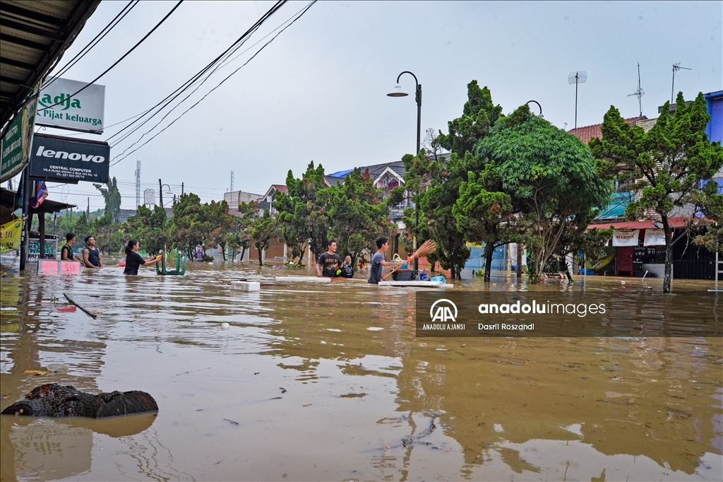 Endonezya'da selden etkilenen bölgelerde tahliye işlemleri sürüyor