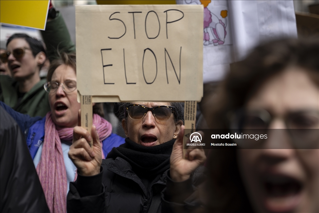 New York’ta Trump karşıtı göstericiler Fox News genel merkezi önünde toplandı