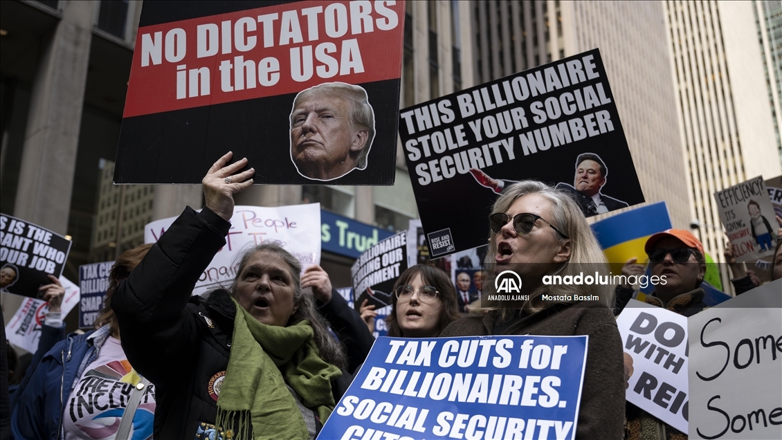 New York’ta Trump karşıtı göstericiler Fox News genel merkezi önünde toplandı