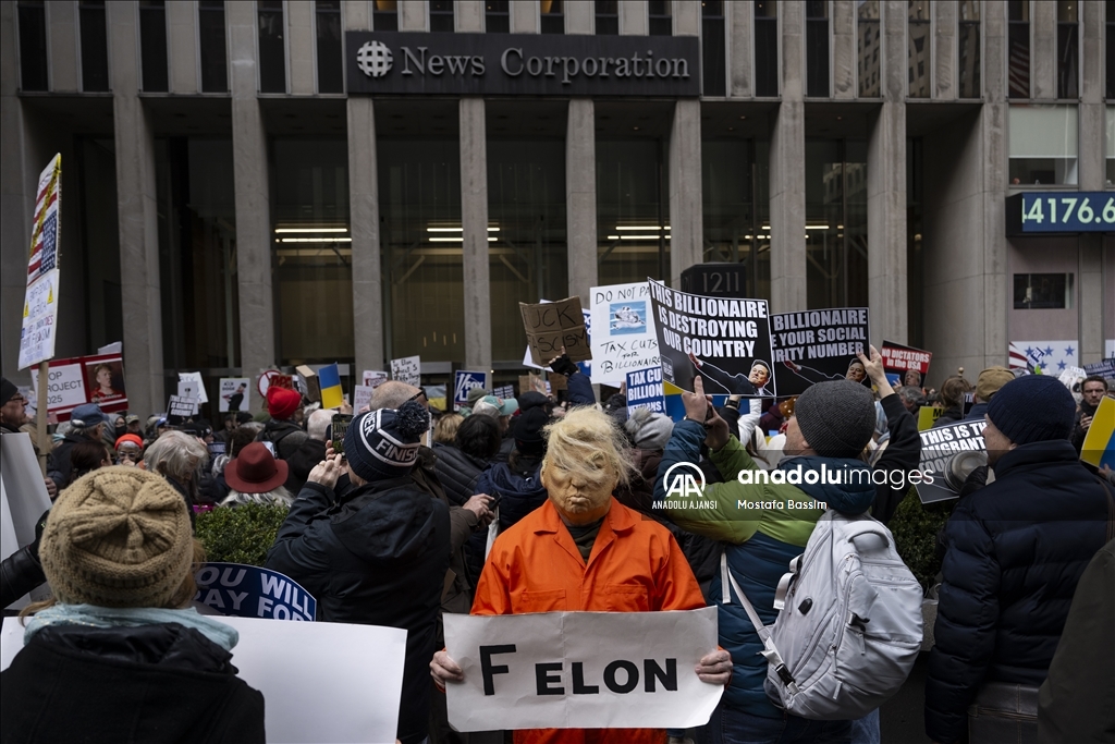 New York’ta Trump karşıtı göstericiler Fox News genel merkezi önünde toplandı