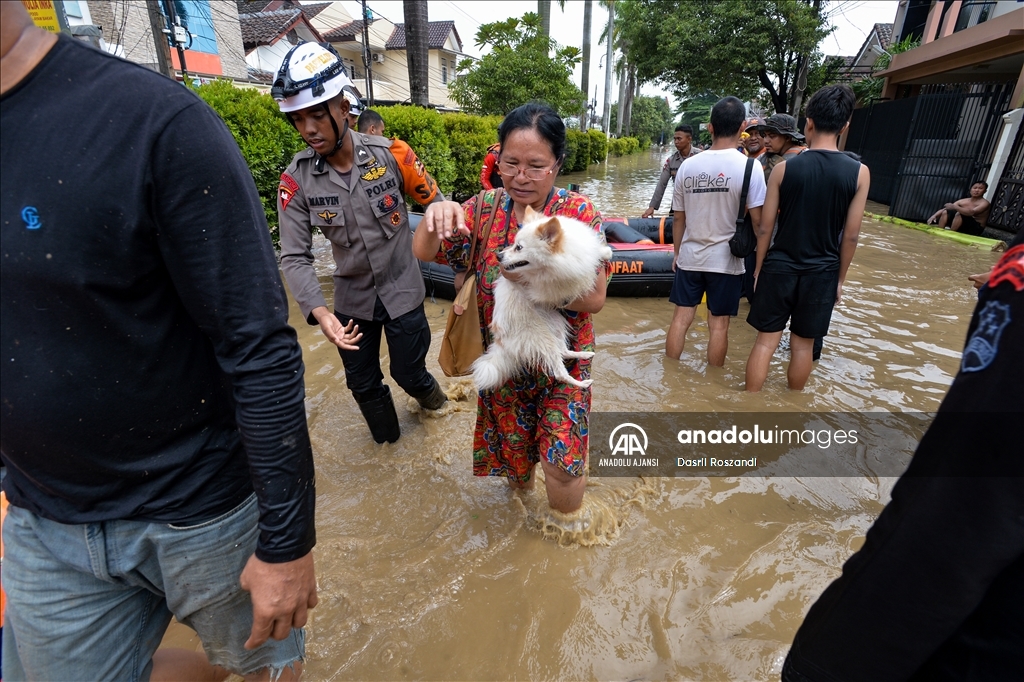 Endonezya'da selden etkilenen bölgelerde tahliye işlemleri sürüyor