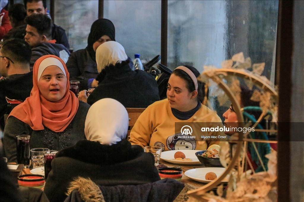 Şam'da Down sendromlu gençler için iftar sofrası kuruldu