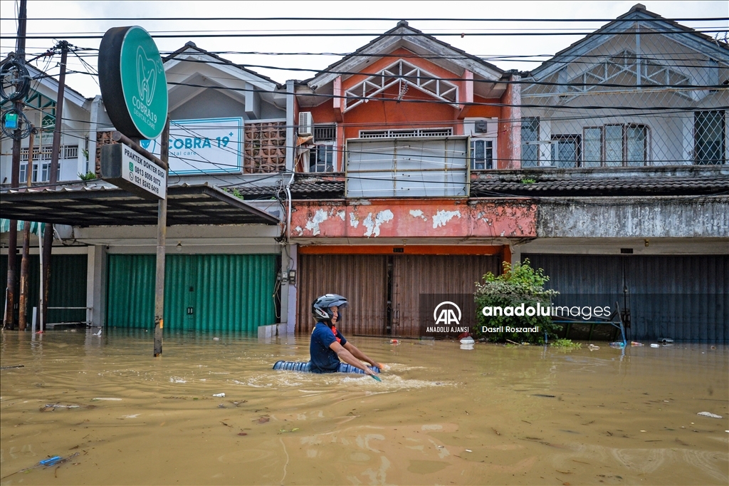 Endonezya'da selden etkilenen bölgelerde tahliye işlemleri sürüyor