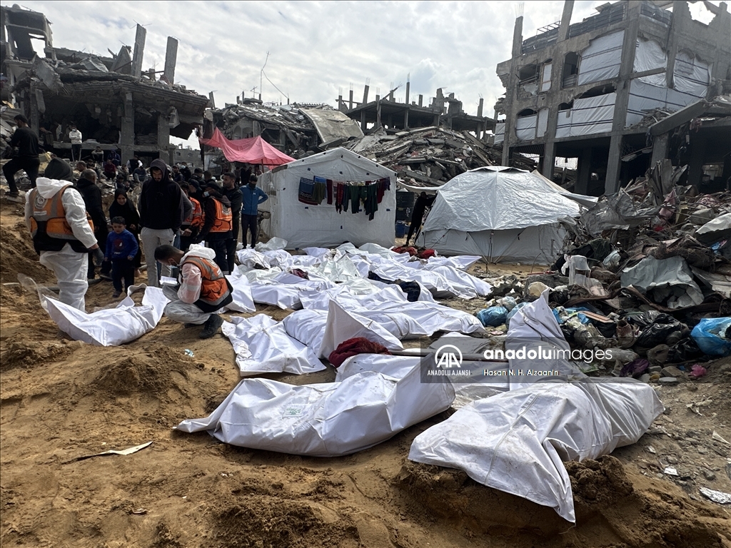 İsrail'in Gazze’ye düzenlediği saldırılarda öldürdüğü onlarca Filistinlinin naaşına ulaşıldı