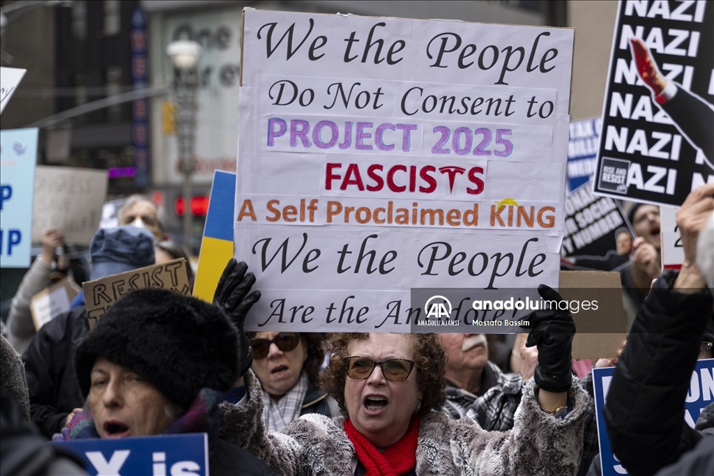 New York’ta Trump karşıtı göstericiler Fox News genel merkezi önünde toplandı