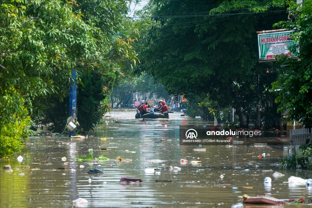 Endonezya'da selden etkilenen bölgelerde tahliye işlemleri sürüyor