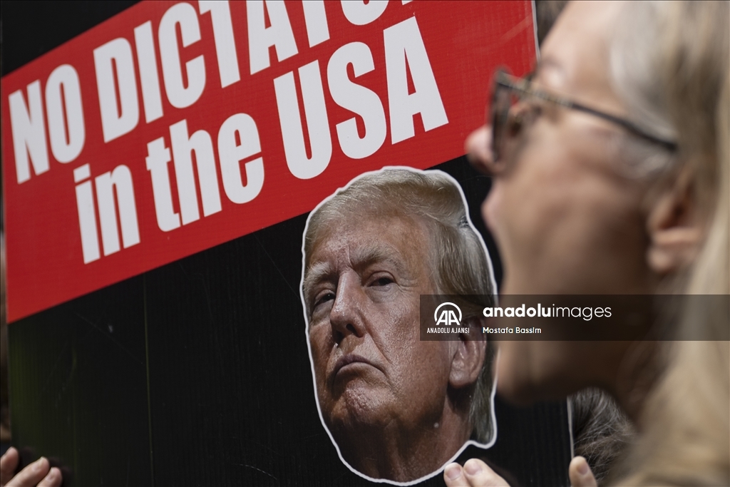 New York’ta Trump karşıtı göstericiler Fox News genel merkezi önünde toplandı