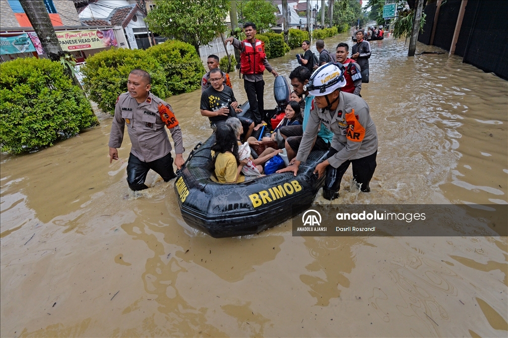 Endonezya'da selden etkilenen bölgelerde tahliye işlemleri sürüyor