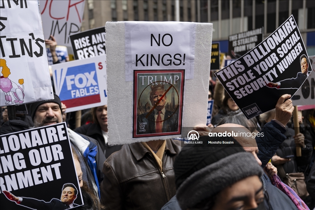 New York’ta Trump karşıtı göstericiler Fox News genel merkezi önünde toplandı