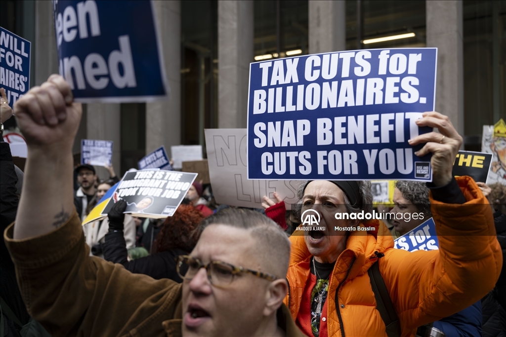 New York’ta Trump karşıtı göstericiler Fox News genel merkezi önünde toplandı