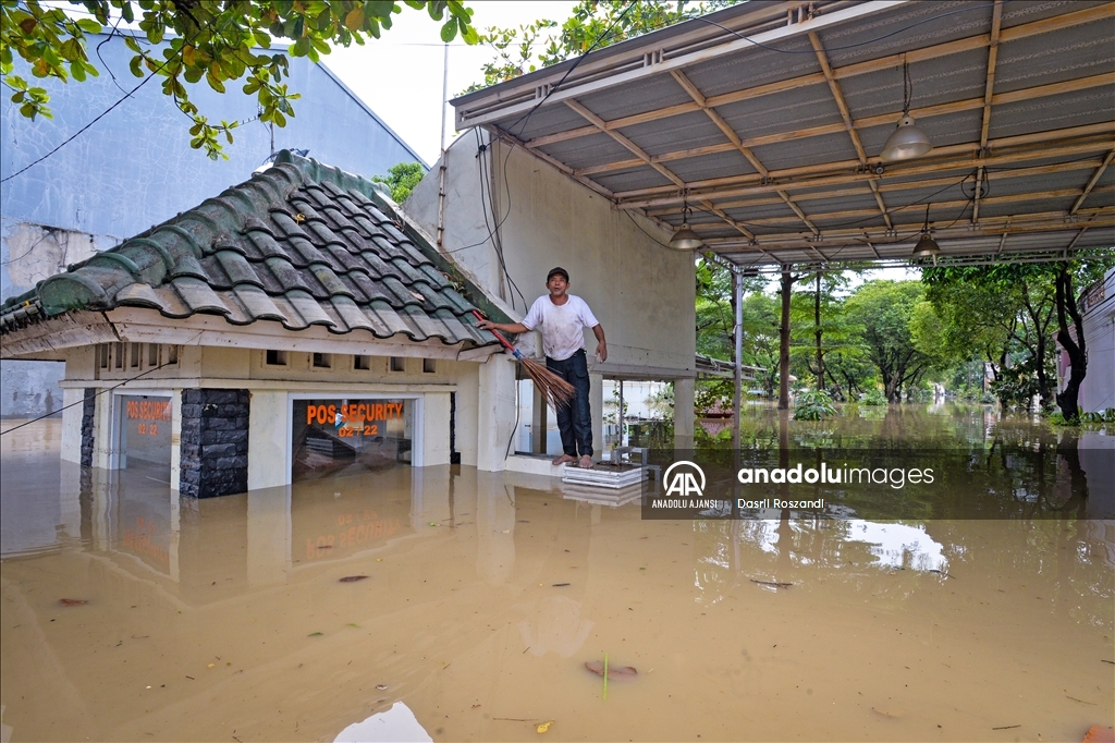 Endonezya'da selden etkilenen bölgelerde tahliye işlemleri sürüyor
