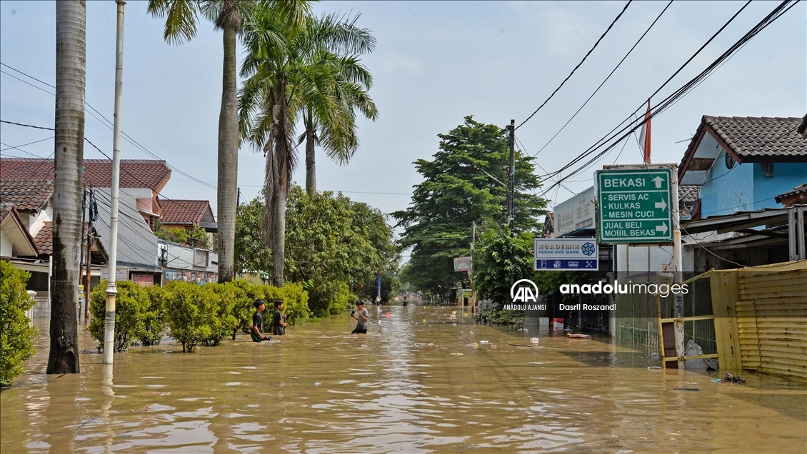 Endonezya'da selden etkilenen bölgelerde tahliye işlemleri sürüyor