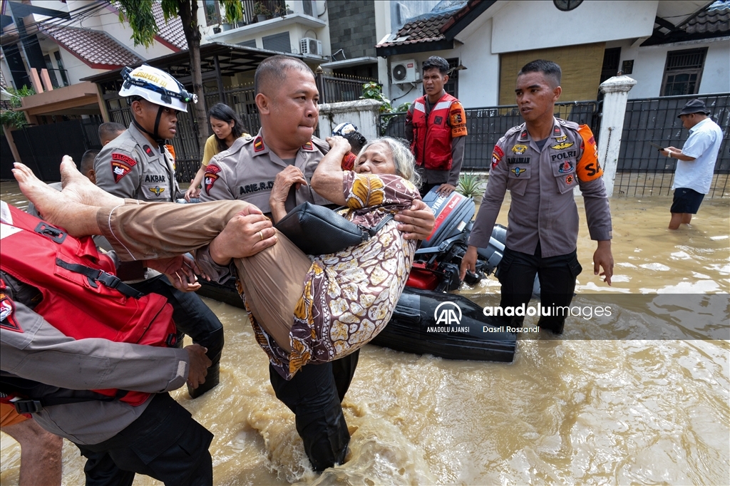 Endonezya'da selden etkilenen bölgelerde tahliye işlemleri sürüyor