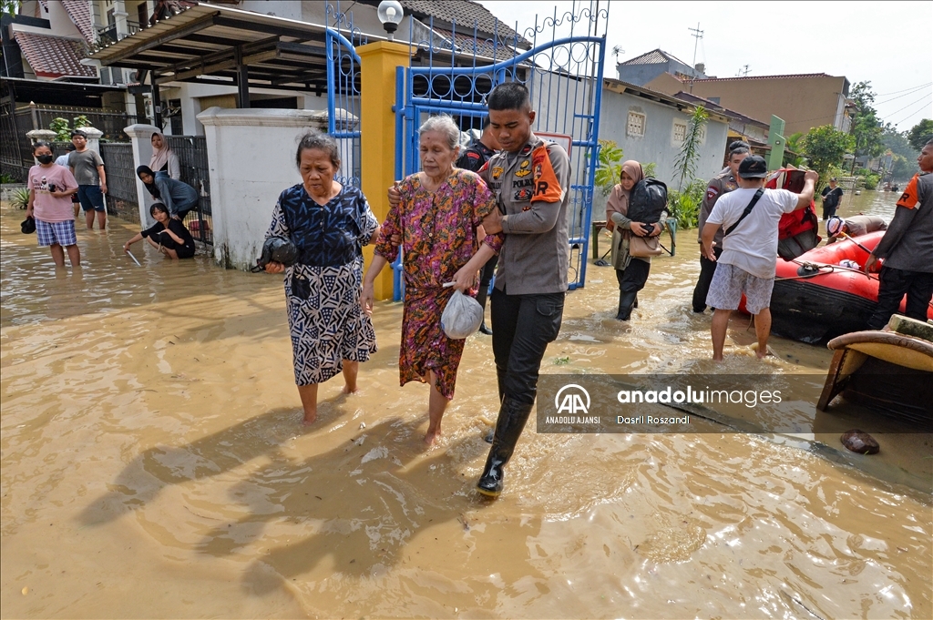 Endonezya'da selden etkilenen bölgelerde tahliye işlemleri sürüyor