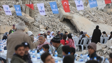 Şam'da devrik rejimin yıktığı Kabun Mahallesi'nde enkaz halindeki evlerin arasında toplu iftar