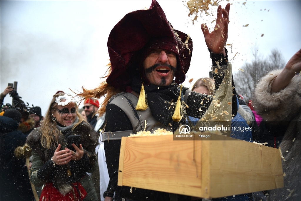 Жители России собираются на Масленицу, чтобы отпраздновать приход весны