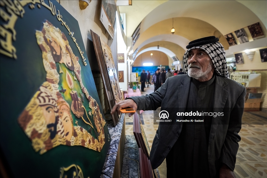 بتقنية الموزاييك.. عقيل الفيلي عراقي يحول الخشب لوحات فنية