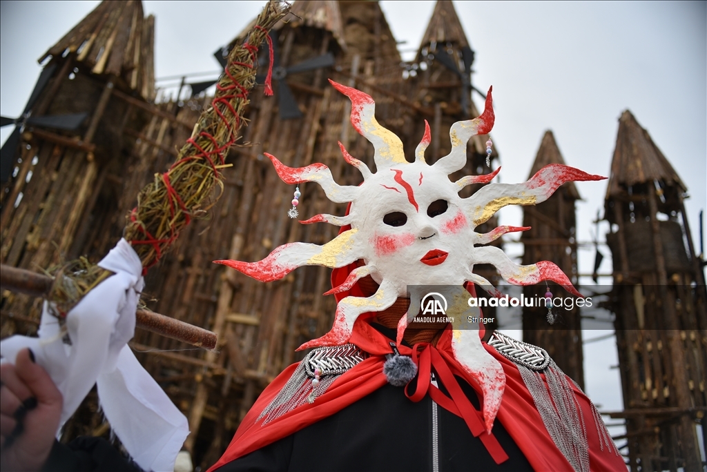 Жители России собираются на Масленицу, чтобы отпраздновать приход весны