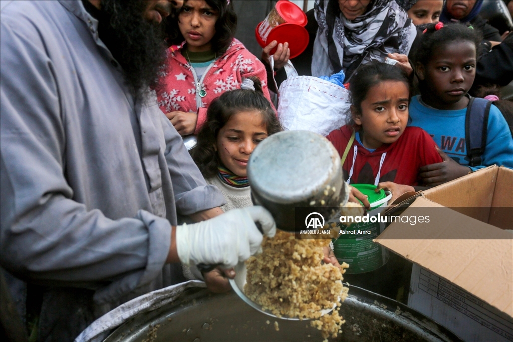Gazze Şeridi'nde ramazanın beşinci gününde yerinden edilen Filistinlilere yemek dağıtıldı 