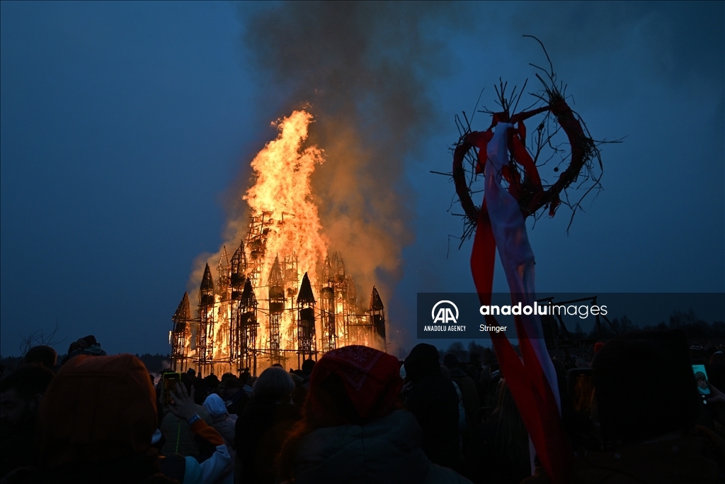 Жители России собираются на Масленицу, чтобы отпраздновать приход весны