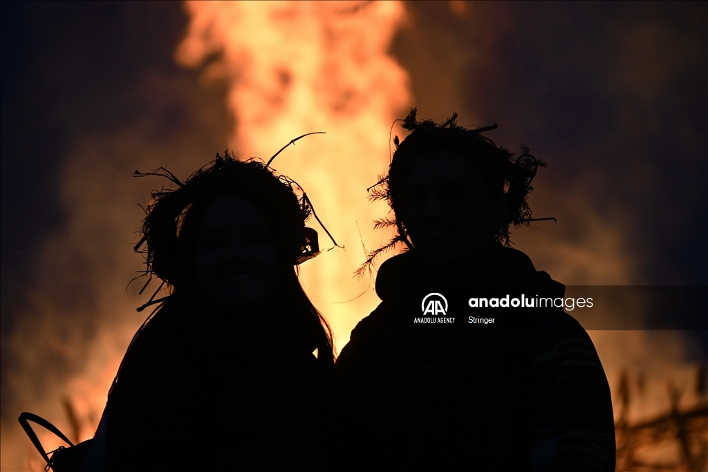 Жители России собираются на Масленицу, чтобы отпраздновать приход весны