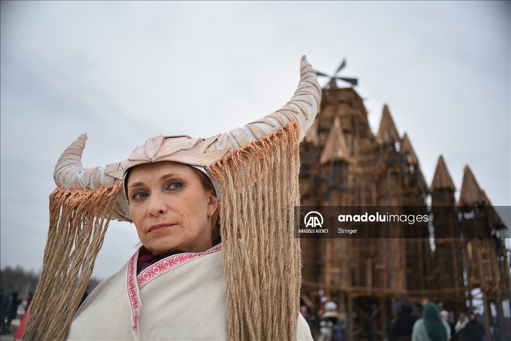 Жители России собираются на Масленицу, чтобы отпраздновать приход весны