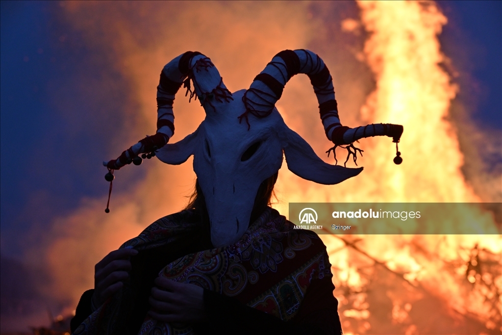 Жители России собираются на Масленицу, чтобы отпраздновать приход весны