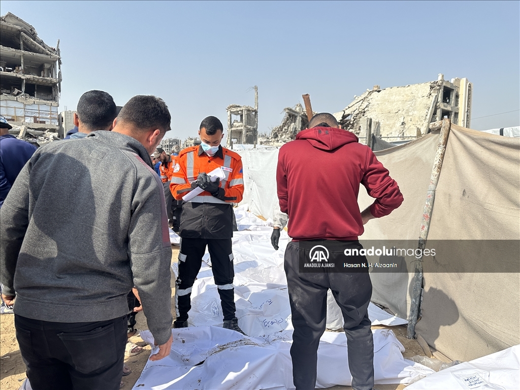 İsrail saldırılarında öldürülüp toplu mezara defnedilen onlarca Gazzelinin naaşına ulaşıldı
